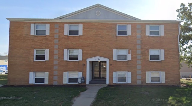 view of front of property with a front yard