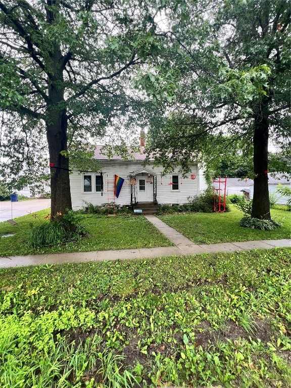 view of front of house featuring a front lawn