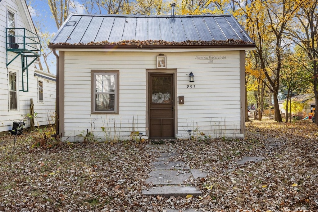 view of outbuilding