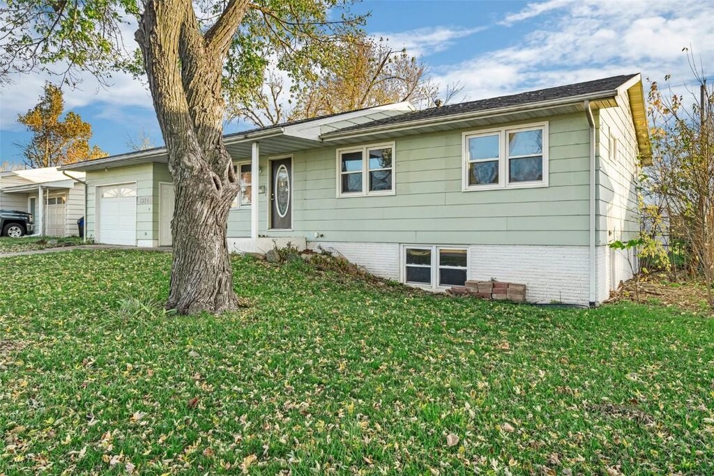1335 G Ave, Marion, IA 52302 - ranch-style home with an attached garage and a front yard