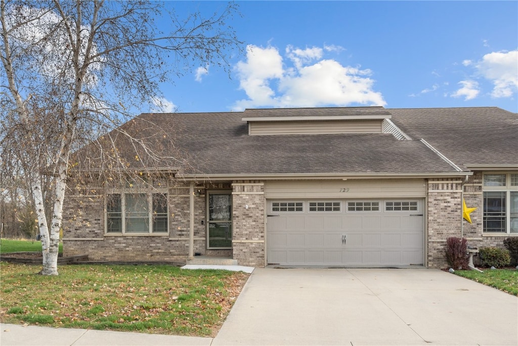 view of front facade featuring a front lawn and a garage