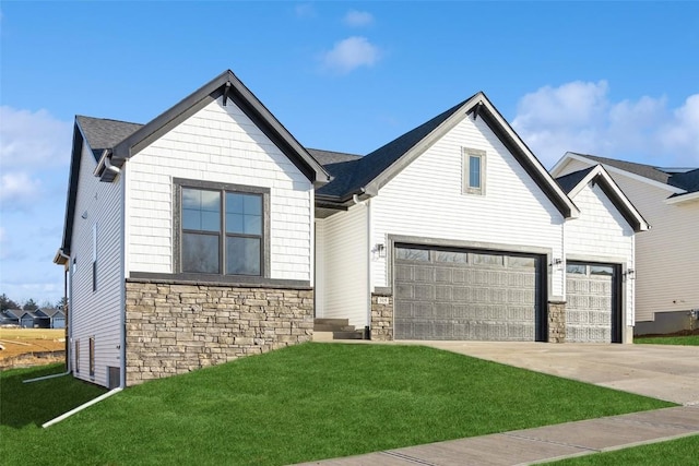 view of front of property featuring a front yard and a garage