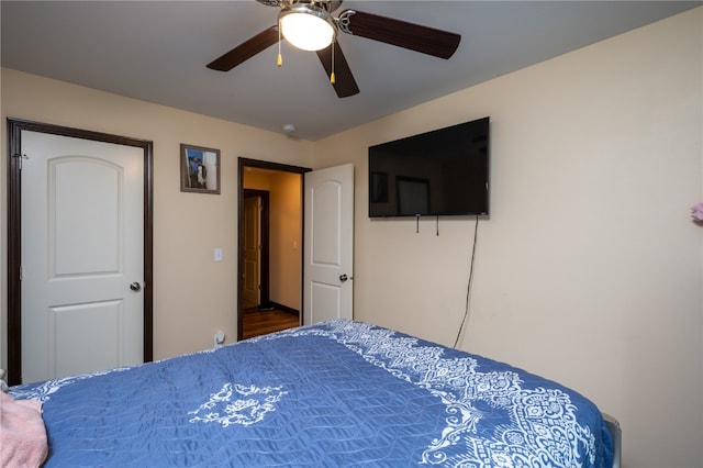 bedroom with ceiling fan