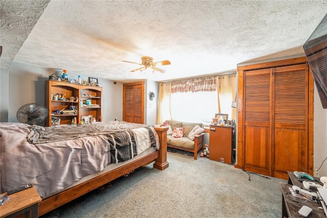 bedroom with a textured ceiling, carpet floors, and ceiling fan