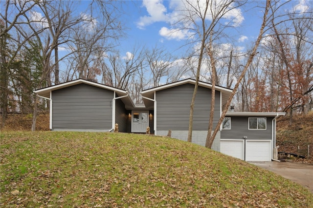 view of front of house featuring a front lawn and a garage