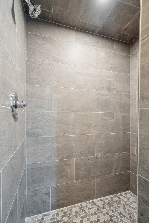 bathroom featuring tiled shower