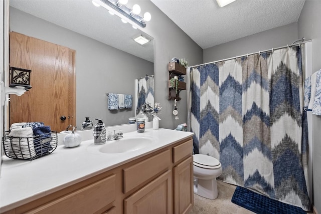 bathroom featuring a shower with shower curtain, vanity, toilet, and a textured ceiling