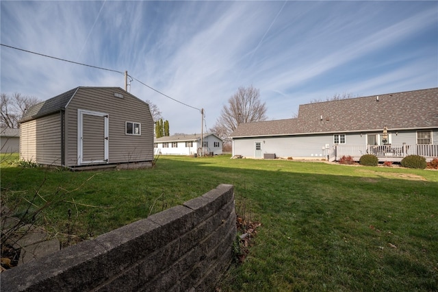 view of yard featuring a storage shed