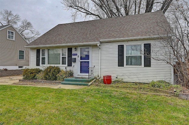 view of front of property featuring a front lawn