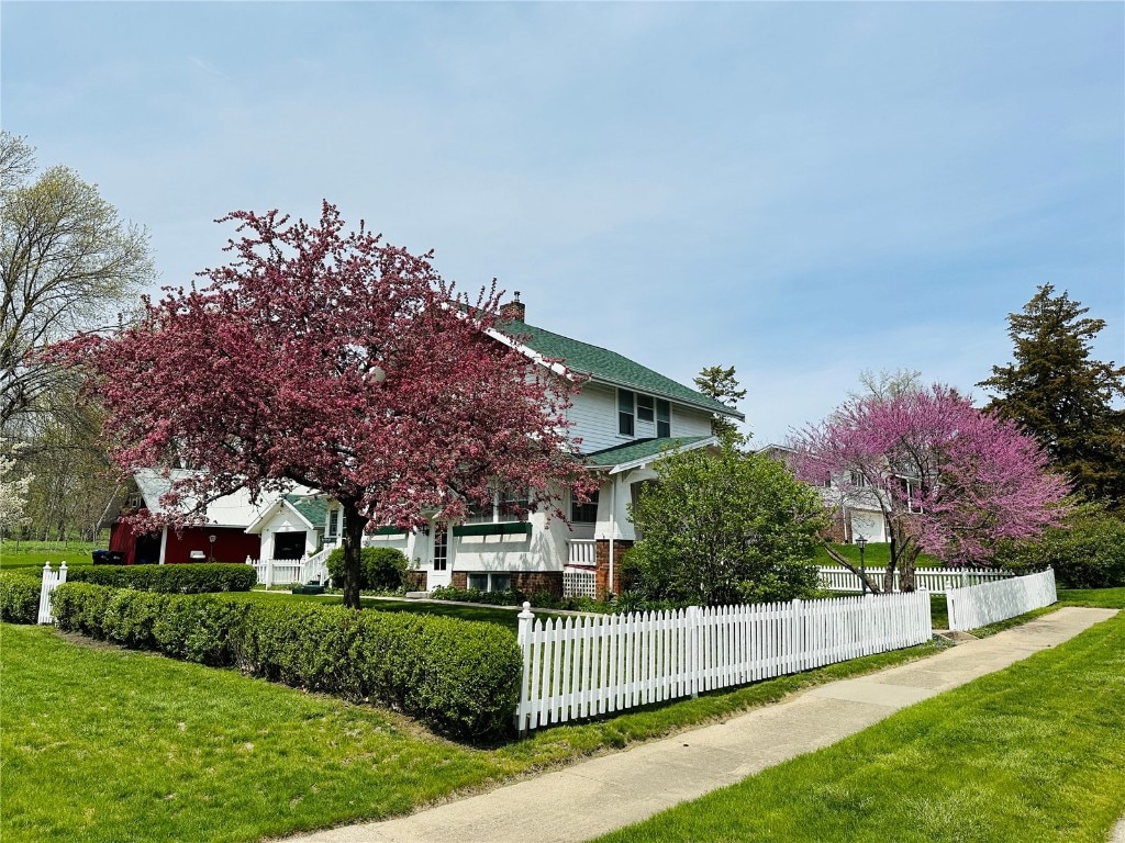 view of front facade with a front yard