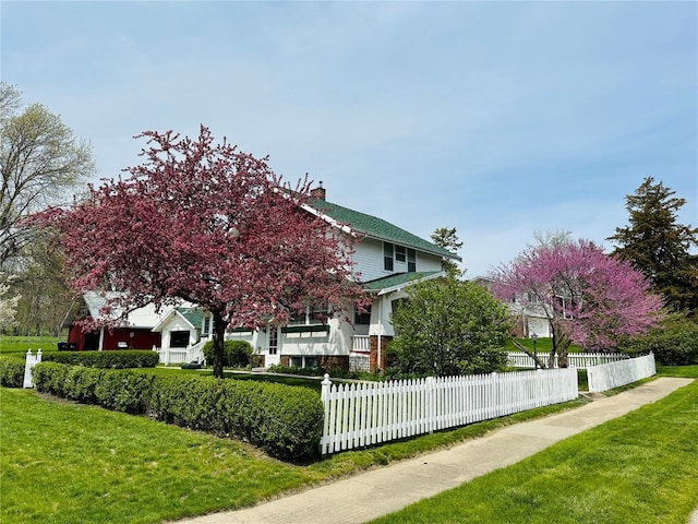 view of front facade with a front yard