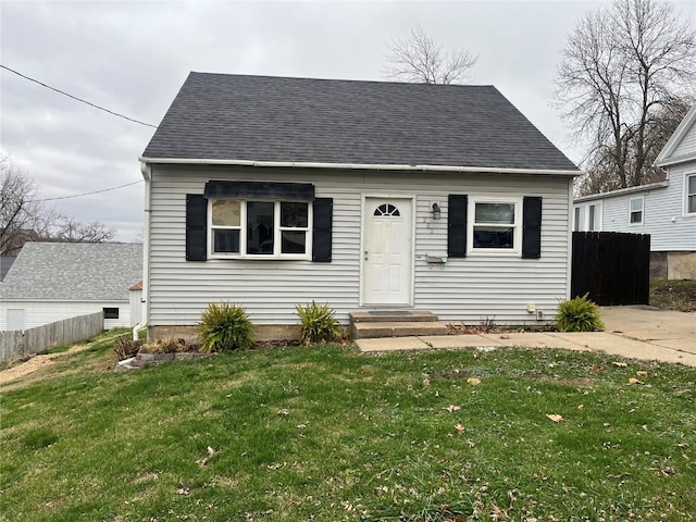 view of front of property featuring a front lawn