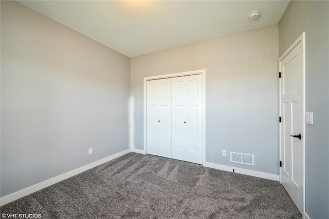 unfurnished bedroom with carpet flooring and a closet