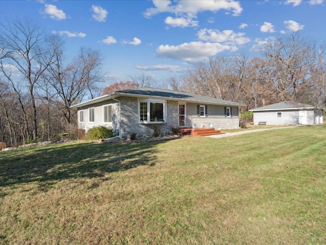 ranch-style home featuring a front lawn