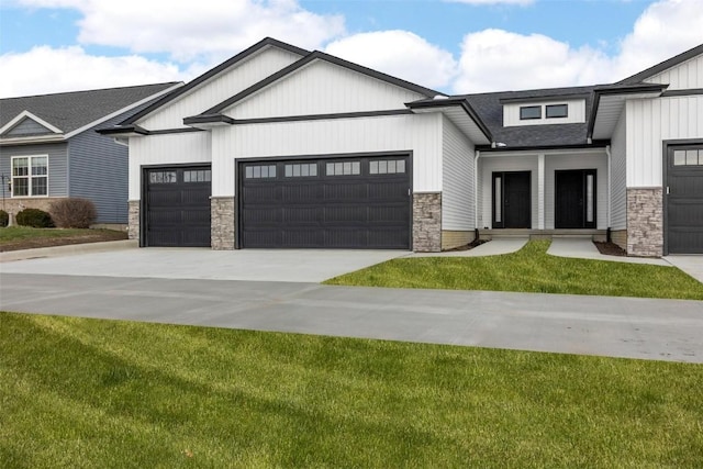 view of front of home featuring a garage and a front yard