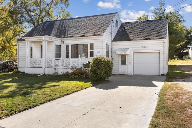 view of front of property featuring a front yard and a garage