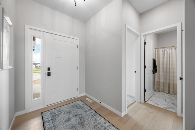 334 Quiver Ct, Marion, IA 52302 - foyer entrance featuring light wood-style floors and baseboards
