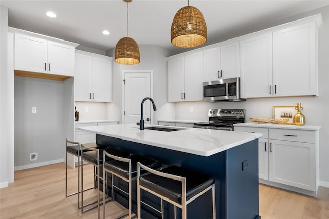 334 Quiver Ct, Marion, IA 52302 - kitchen featuring appliances with stainless steel finishes, a sink, light wood-style flooring, baseboards, and recessed lighting