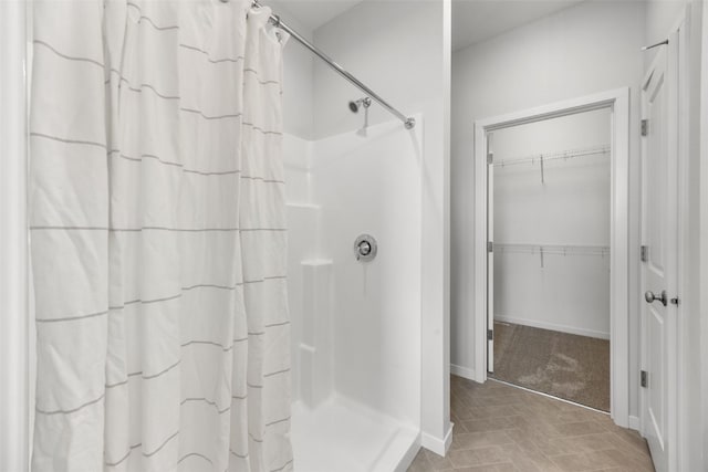 332 Quiver Ct, Marion, IA 52302 - full bath featuring curtained shower and a spacious closet