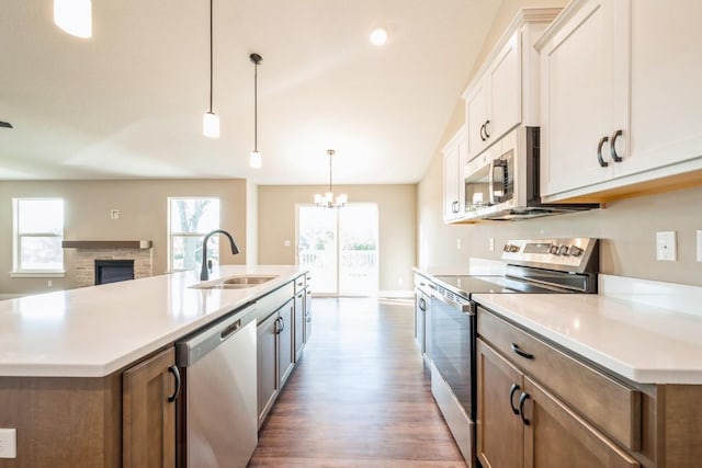 1807 Shady Grove Rd SW, Cedar Rapids, IA 52404 - kitchen with stainless steel appliances, a sink, wood finished floors, and plenty of natural light