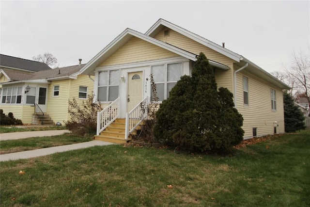 view of front facade featuring a front yard