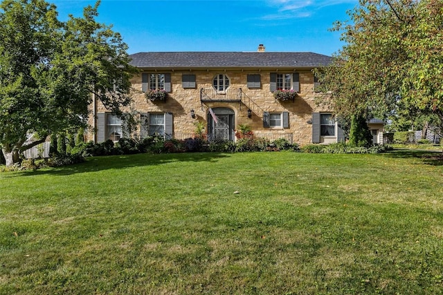 view of front of home featuring a front yard