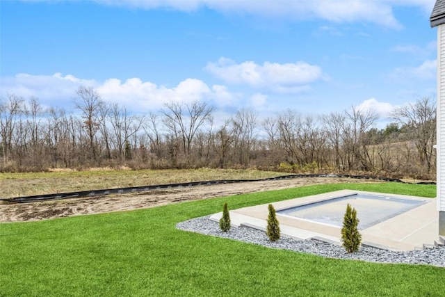 view of swimming pool featuring a yard