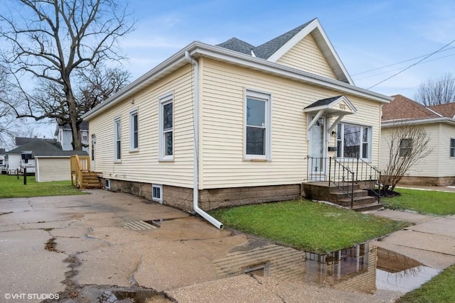 view of front of home featuring a front lawn