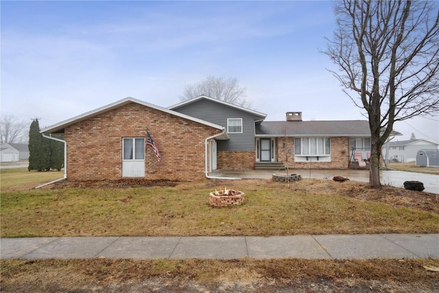 view of front of property featuring a fire pit and a front yard