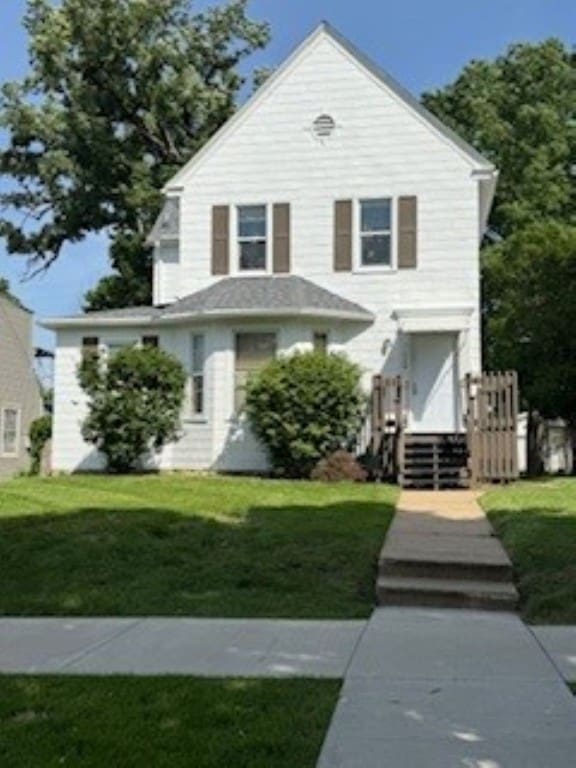 view of front of home featuring a front yard