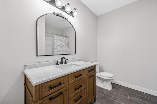 bathroom featuring a shower with curtain, vanity, and toilet