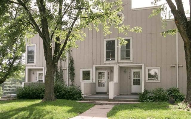 view of front of home featuring a front lawn