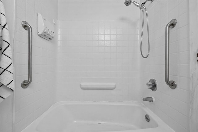 bathroom featuring tiled shower / bath combo