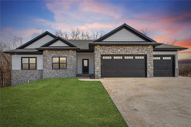 view of front of house featuring a yard and a garage