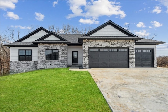 view of front facade featuring a garage and a front yard