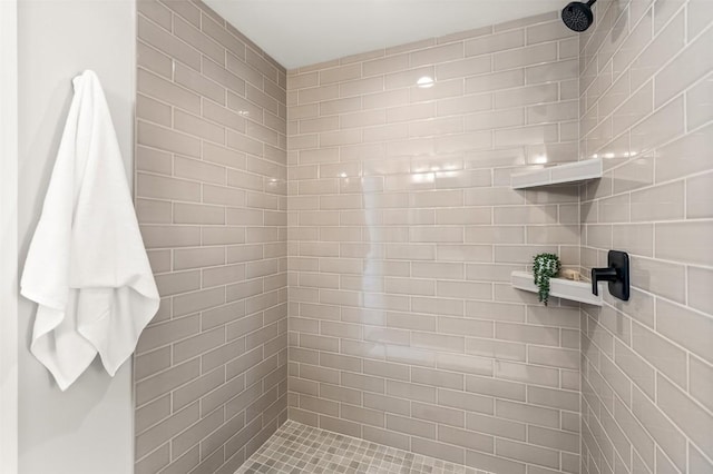 bathroom featuring tiled shower