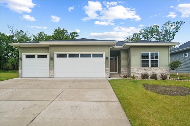 view of front facade featuring a front lawn and a garage