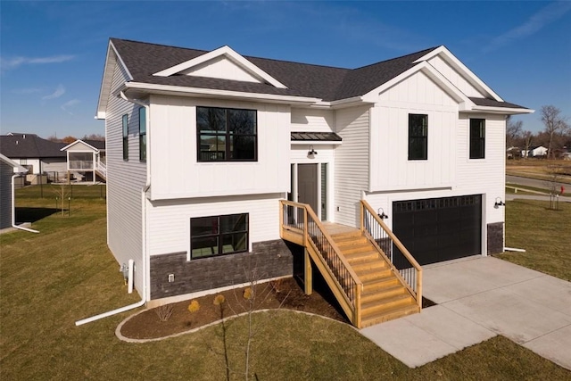 view of front facade featuring a front lawn and a garage