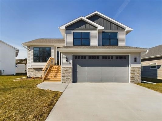 view of front of property featuring a front yard and a garage