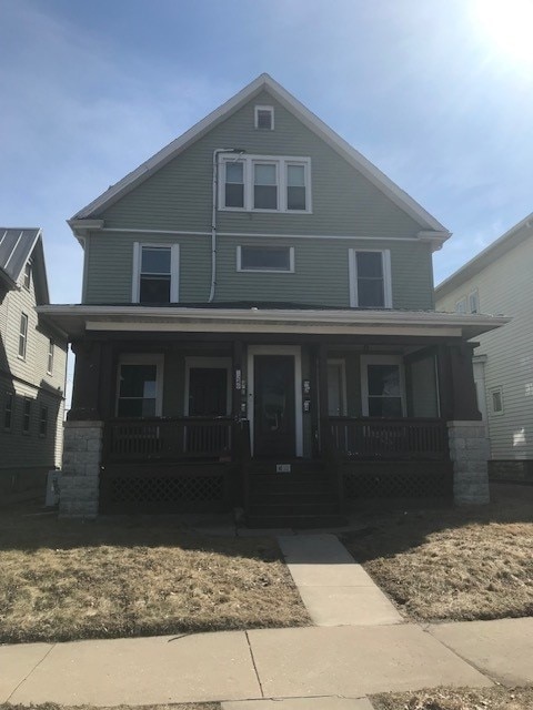 view of front of property featuring covered porch