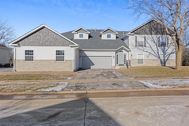 view of front property featuring a garage