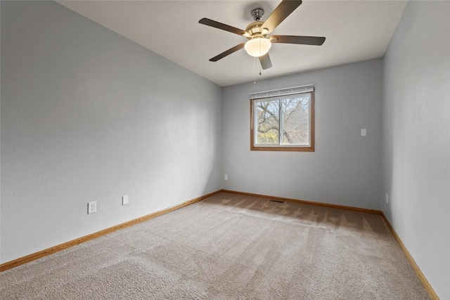 carpeted empty room featuring ceiling fan