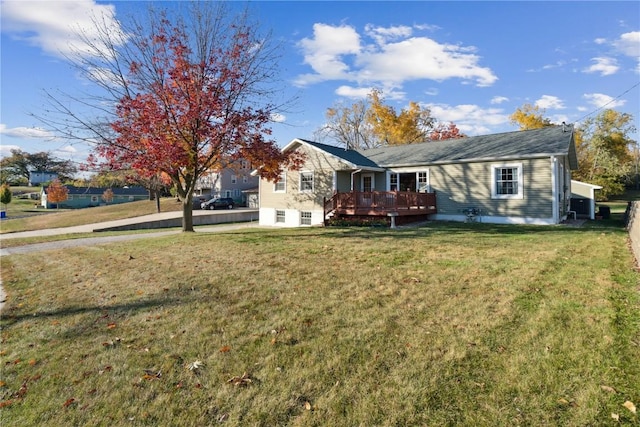 view of front of property featuring a wooden deck and a front lawn