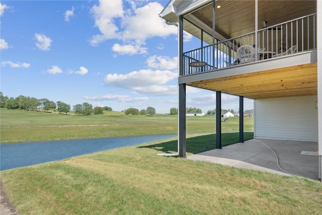 view of yard featuring a patio area