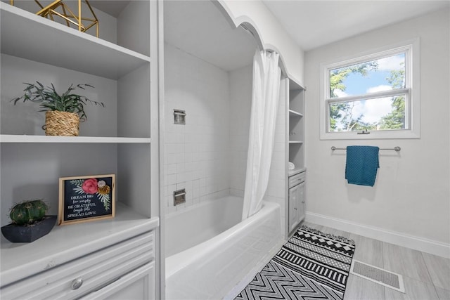 bathroom featuring shower / bath combo