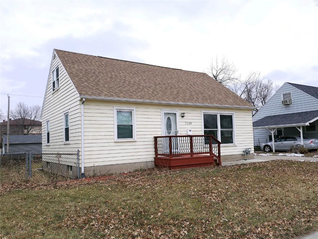 view of front of property featuring a front yard