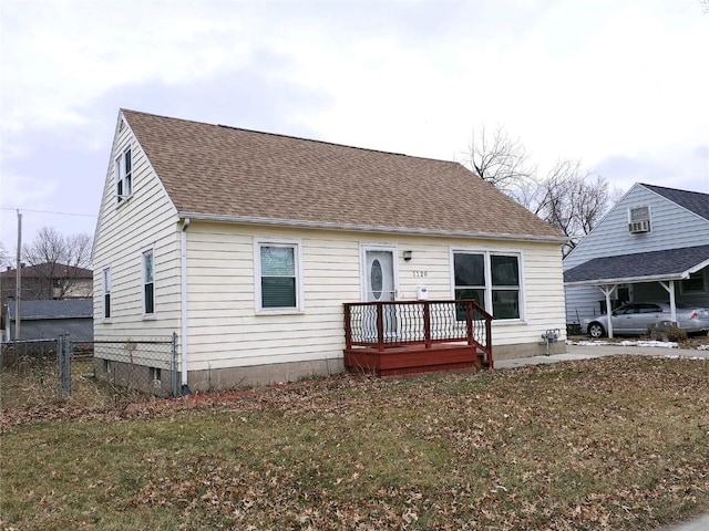 view of front of property featuring a front yard