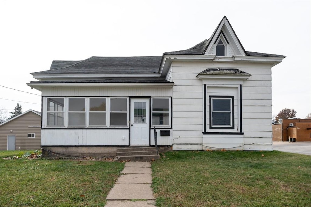 view of front facade with a front yard