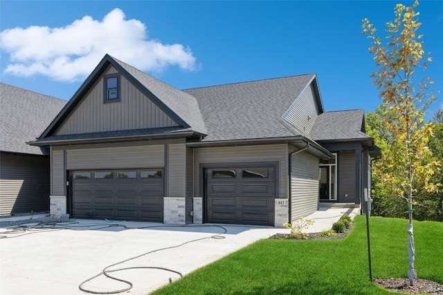 view of front facade featuring a front yard and a garage