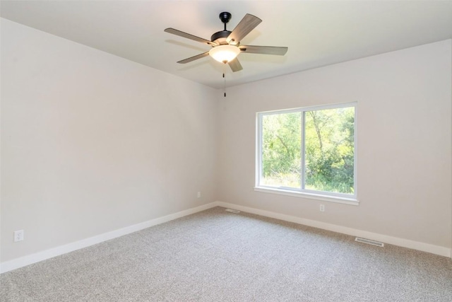 carpeted empty room featuring ceiling fan